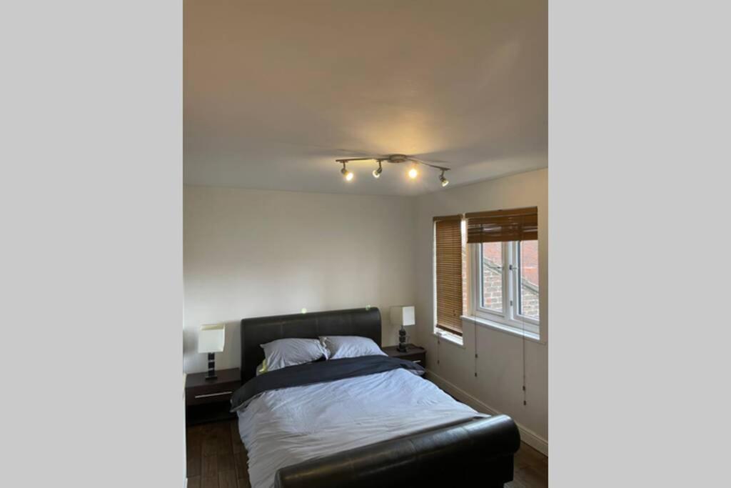 Beautiful Apartment Right Off Of Broadway Market Londra Exterior foto